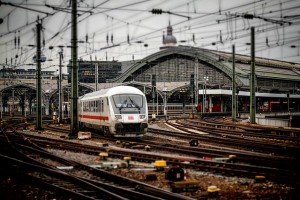 Robert ist für seine Arbeit sehr viel unterwegs. Wenn er nicht mit dem Zug reist, nutzt er das Flugzeug oder das Auto.