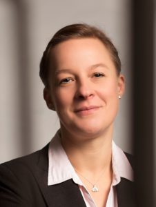 Dr. Kerstin Meisner vermittelt als Personalvermittlerin vakante Stellen zwischen Unternehmen und Bewerber_innen.