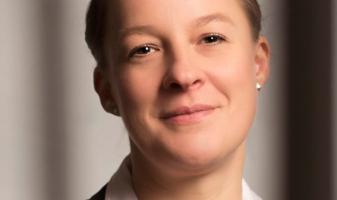 Dr. Kerstin Meisner vermittelt als Personalvermittlerin vakante Stellen zwischen Unternehmen und Bewerber_innen.