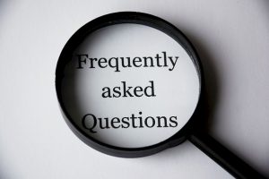 Ob die Bewerberin oder der Bewerber über die gesuchten Qualifikationen verfügt, wird im Bewerbungsgespräch oft durch Fragen geprüft.
