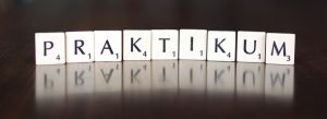 Bild zeigt das Wort Praktikum aus Spielsteinen buchstabiert.