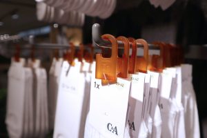 Socken bei C&A aufgehängt durch Haken von traceless Materials