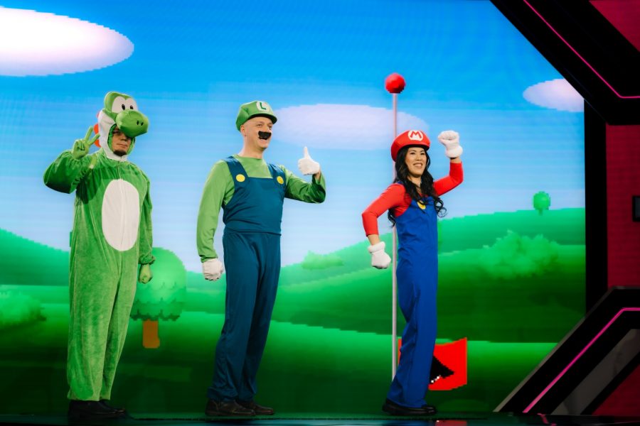 Lars zusammen mit Mai und Jens auf der Bühne in Super Mario-Kostümen.