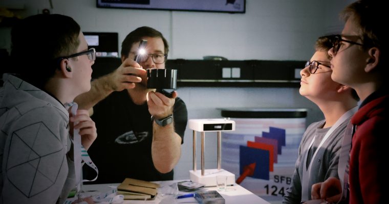 Peter Kohl bei der Vorführung eines Experiments im Schülerlabor. ©Nicolas Wöhrl