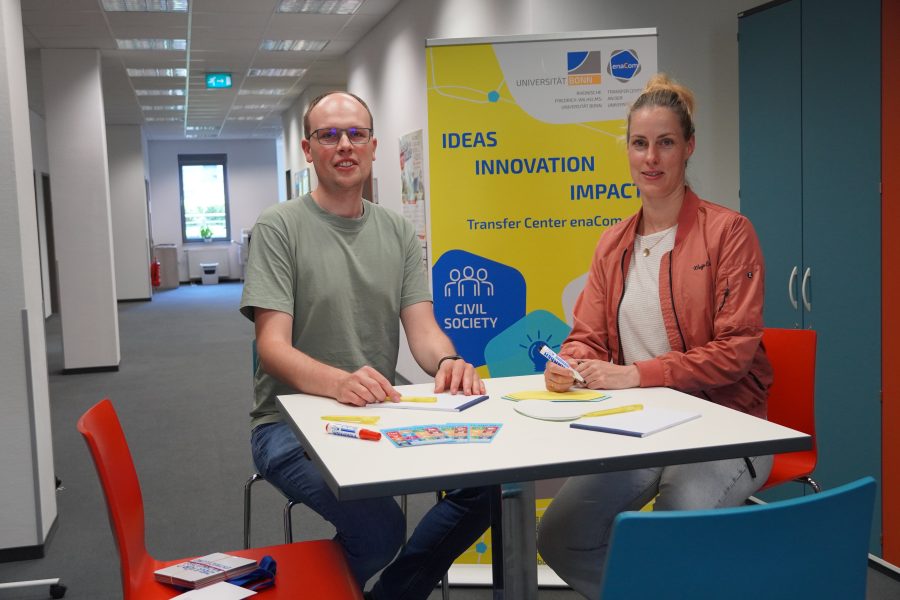 Innovation Scouts Dr. Florentin J. Schmidt und Greta-Mittweg Grapentin, an einem Tisch sitzend.