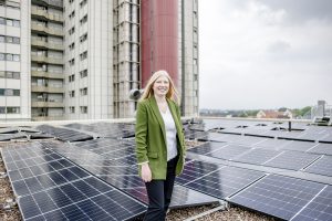 Nachhaltigkeitsmanagerin Dana vor den Solaranlagen auf dem Klinikumsdach