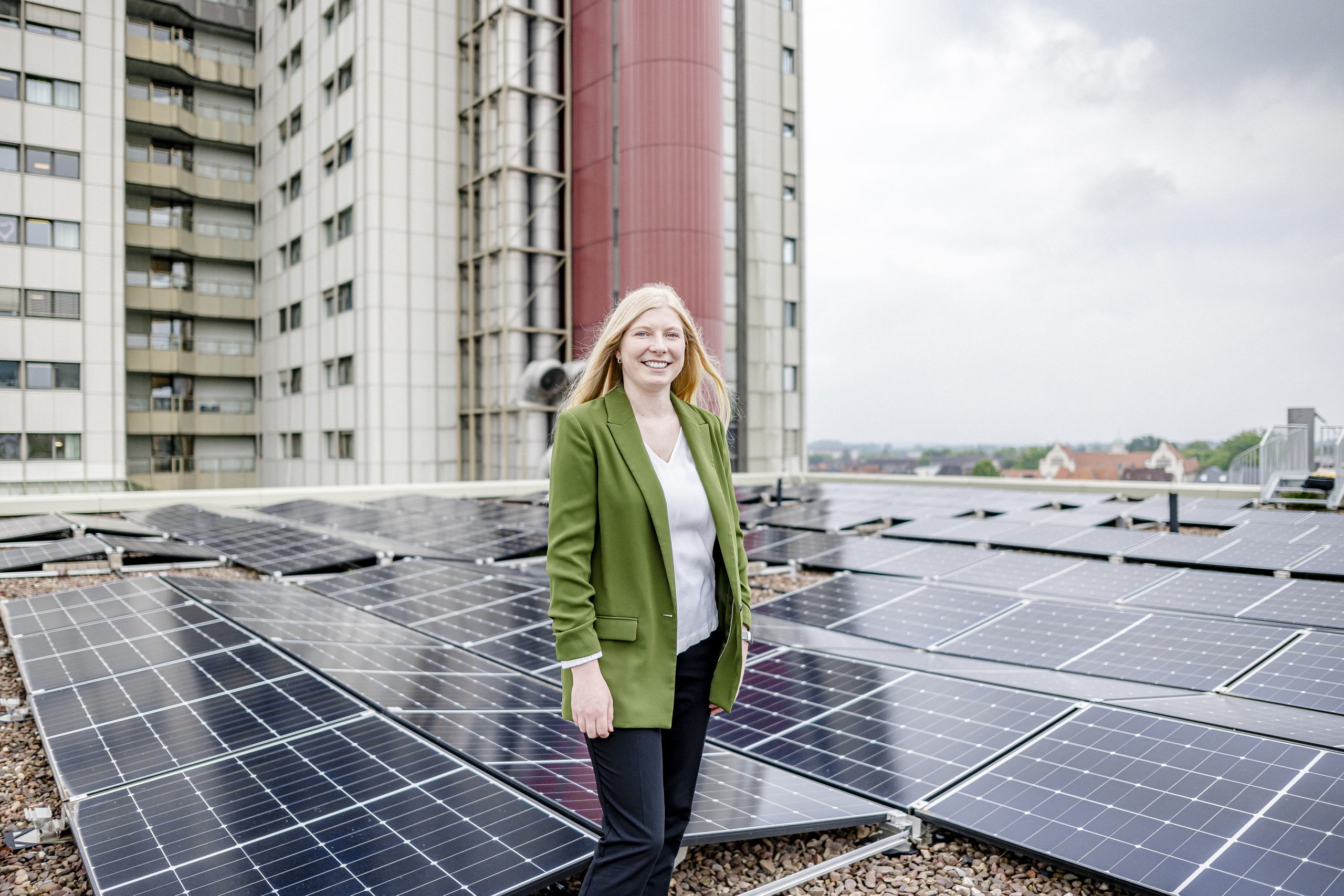 Dana vor den Solaranlagen auf dem Klinikumsdach
